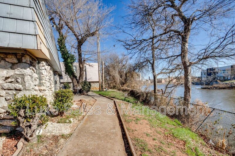 Oklahoma City House: 6048 NW Expressway