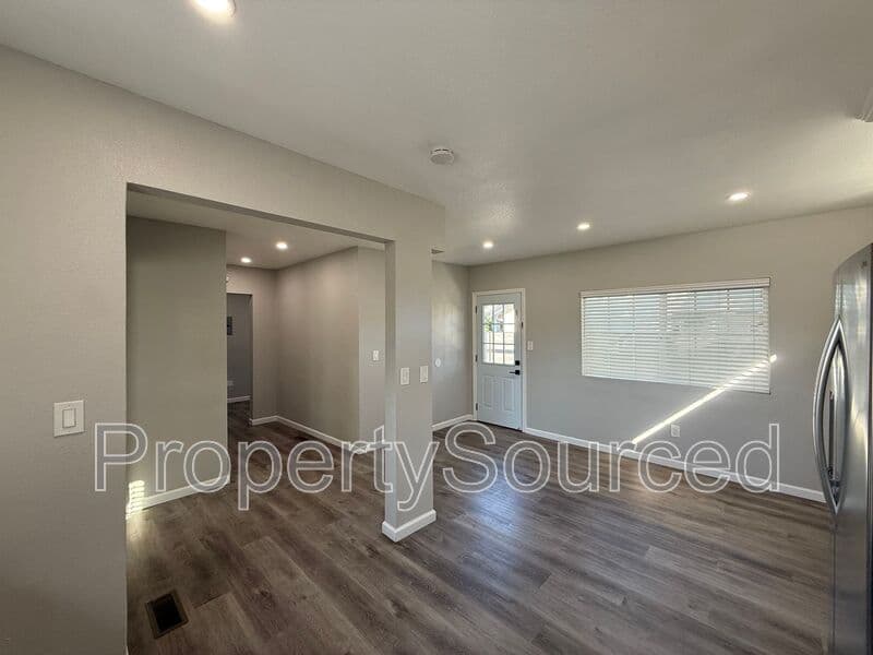 Manteca House: 807 W Yosemite