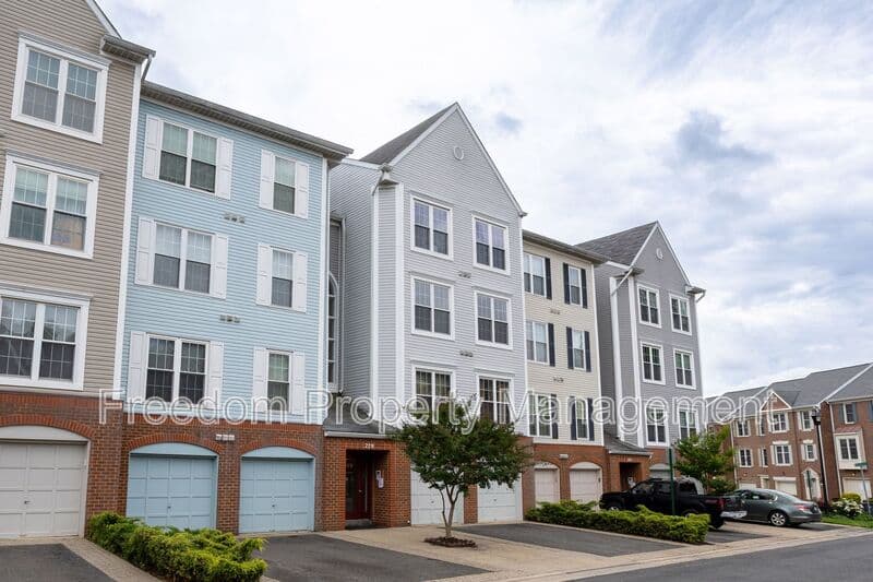 Alexandria Condo: 279 S Pickett St.