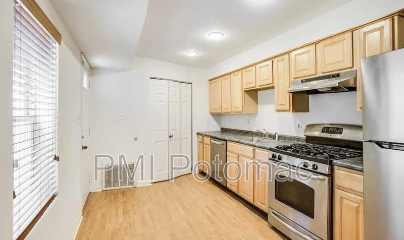 Washington Townhome: 729 10th St NE