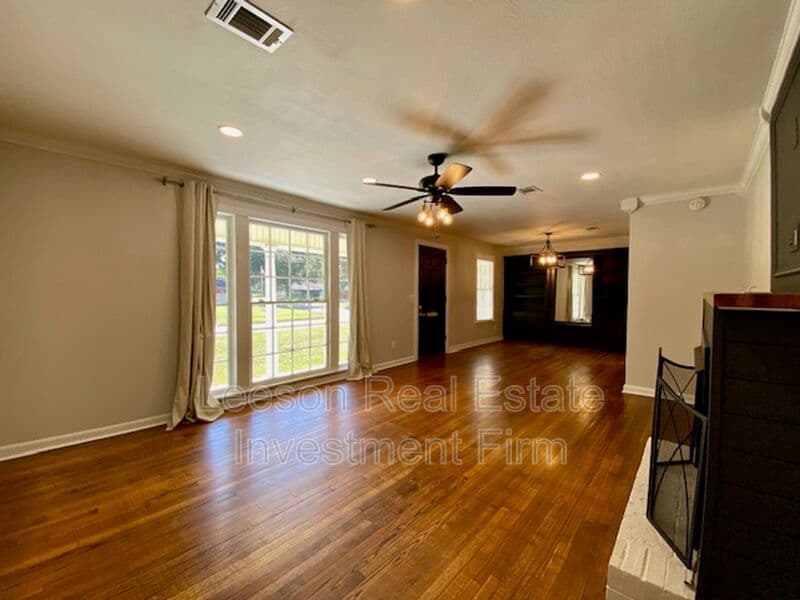 Shreveport House: 3792 Greenway Pl.