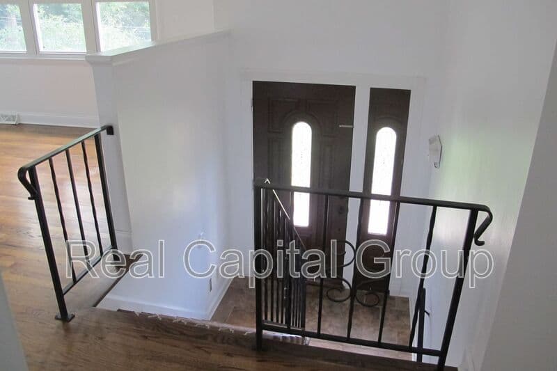 Albany House: 18 Ethel Dr