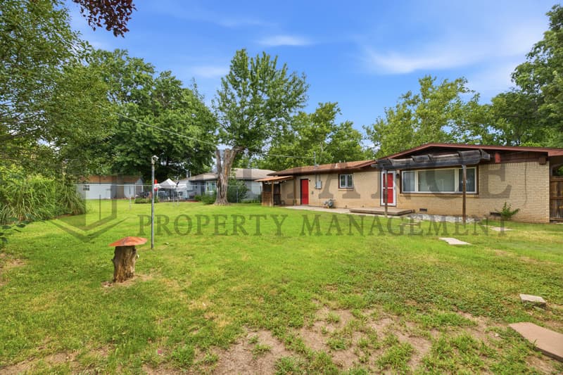 Wichita House: 9923 West Binter Lane