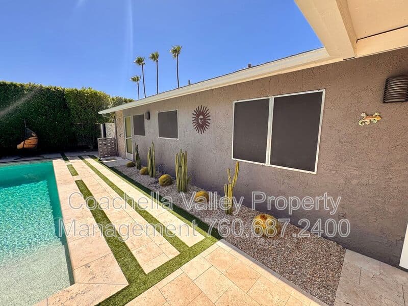 Palm Springs House: 2004 N San Antonio Rd