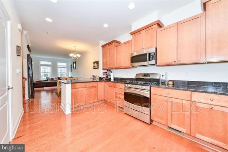 Arlington House: 402 N Thomas St.