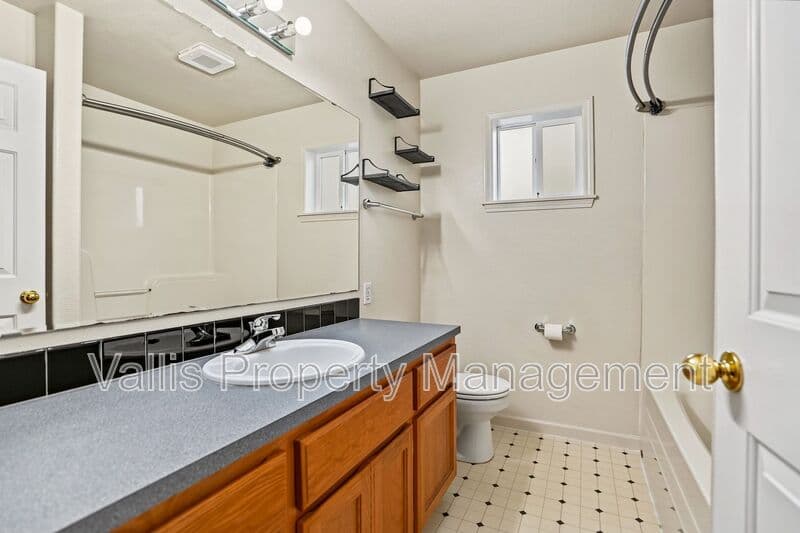 Salem House: 4468 Countryside Ct NE