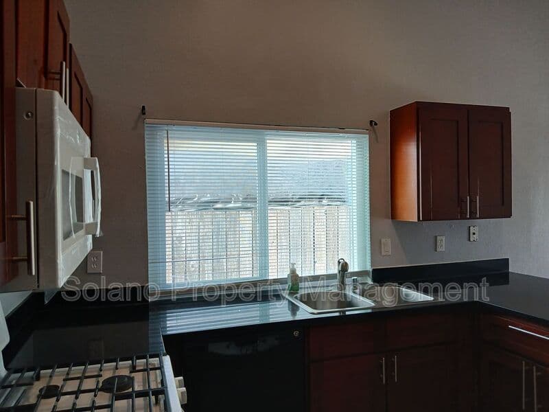 Vallejo House: 400 Mokelumne Drive