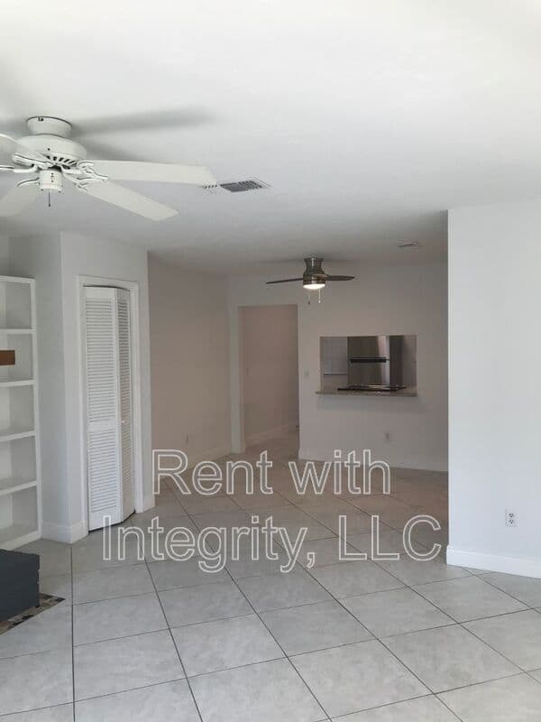 Tallahassee House: 156-D Locke St
