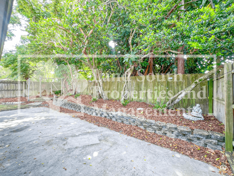Lakeland House: 331 Lake Harris Drive