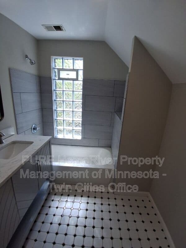 Saint Paul Condo: 140 Belvidere St W
