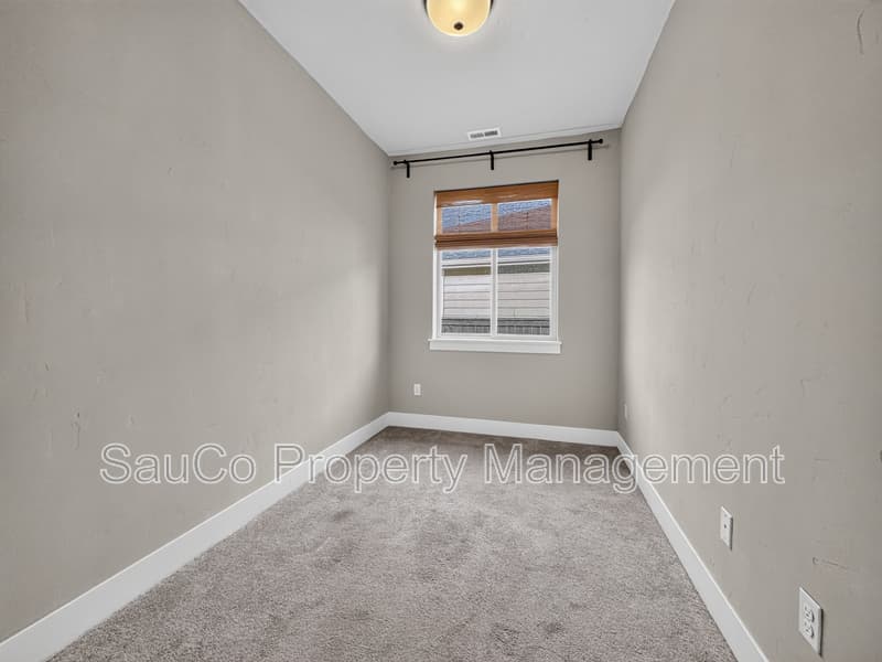 Hillsboro House: 8063 Southeast Reddington Street