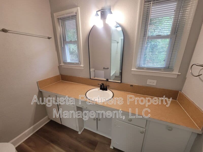 Augusta House: 323 Pineview Drive