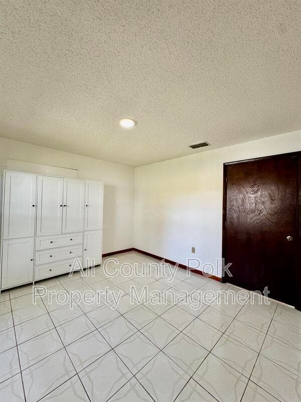 Lakeland House: 3919 Lehman Ct