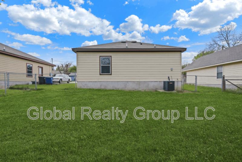 New Braunfels House: 161 S Krueger Ave