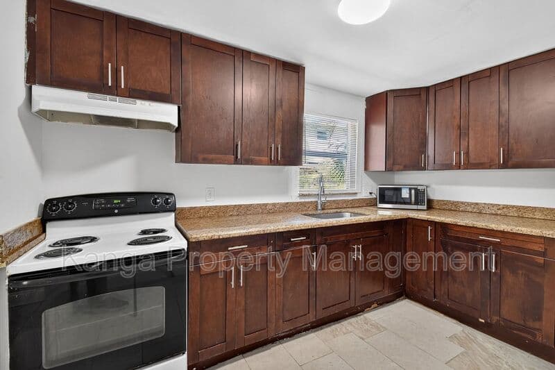 West Palm Beach Condo: 885 7th St