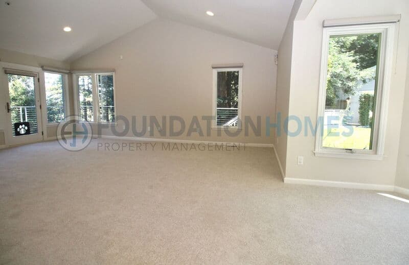 Kentfield House: 309 Crown Rd