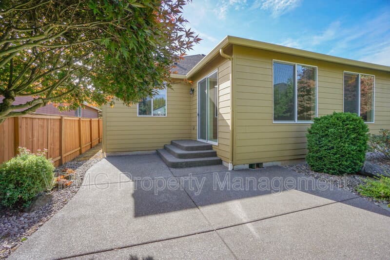 Vancouver House: 10206 Northeast 102nd Street