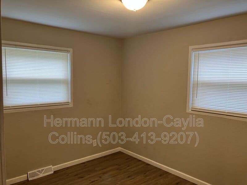 St Louis House: 1143 Congress Ave