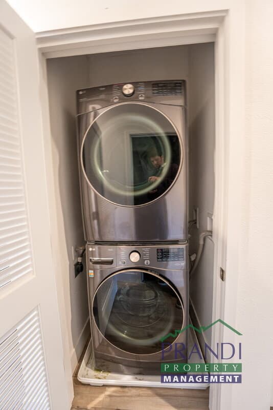 Novato Condo: 906 Rockview Rd