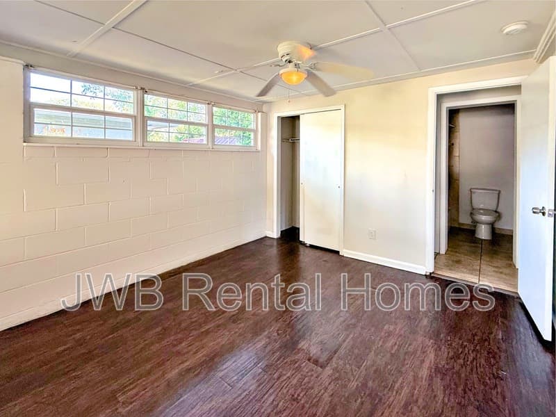 Jacksonville House: 4737 Sprite Rd