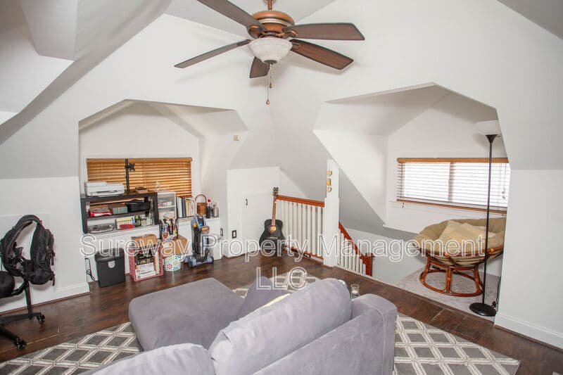 Magnolia House: 417 N Warwick Rd