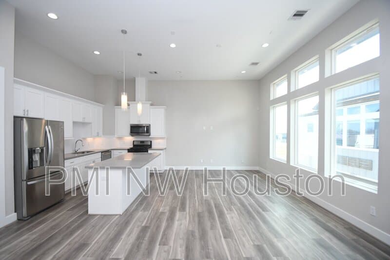 Houston House: 5904 Gardendale Dr