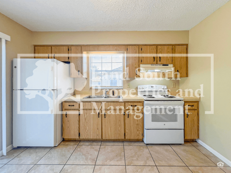 Lakeland House: 5827 Charlton Drive