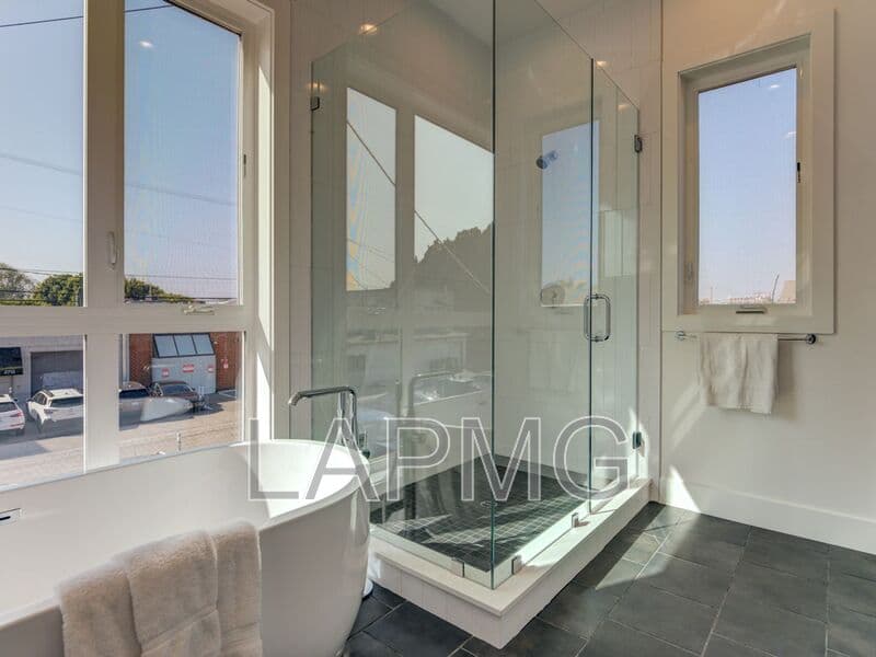 Los Angeles House: 6016 Comey Ave