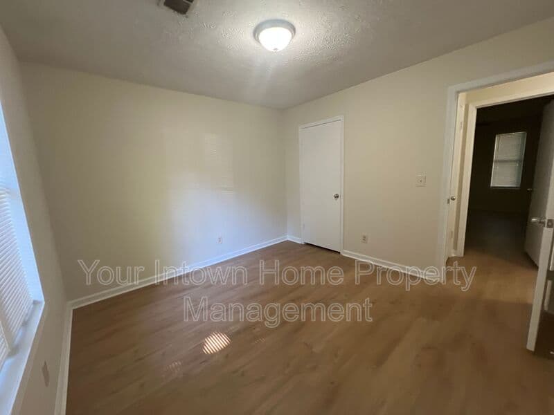 Kennesaw House: 3352 Hogan Dr.
