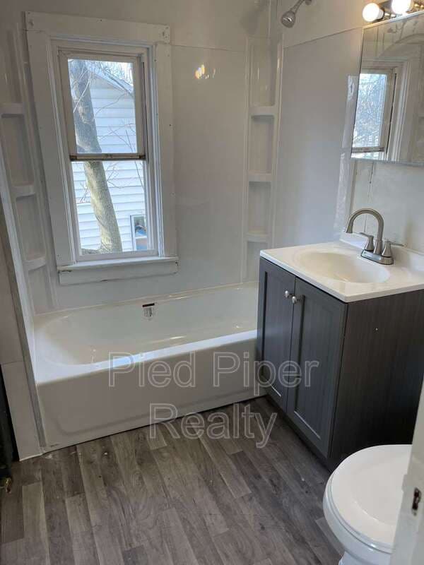 Freeport House: 320 W Clark St