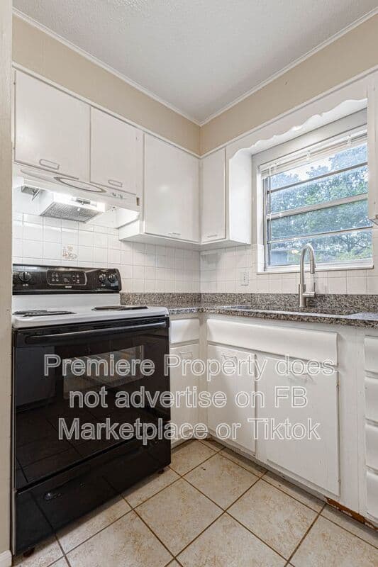 Merriam Townhome: 8722 W 70th St