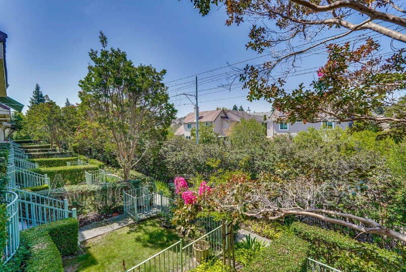 Mountain View Townhome: 146 Holly Court