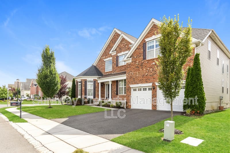 Monroe Township House: 17 Greylynne Drive