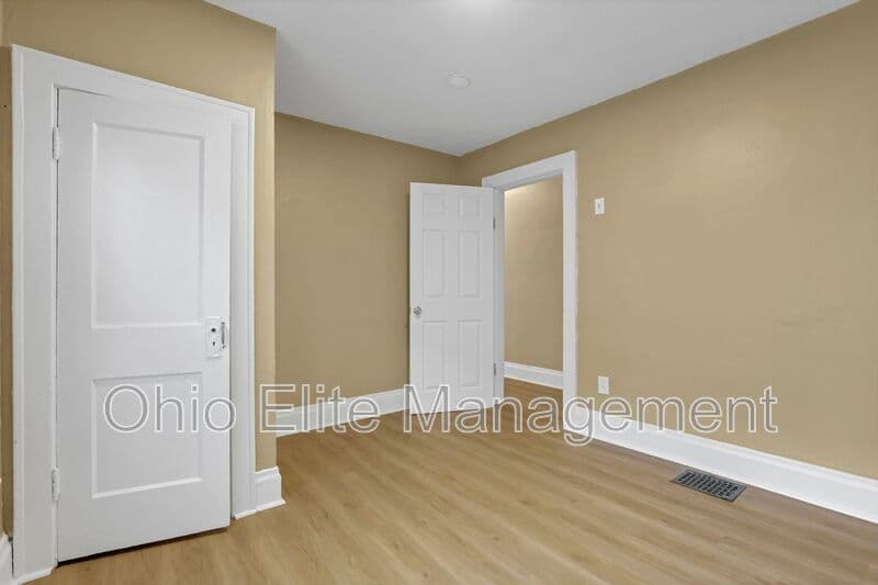 Columbus House: 2545 Sullivant Ave