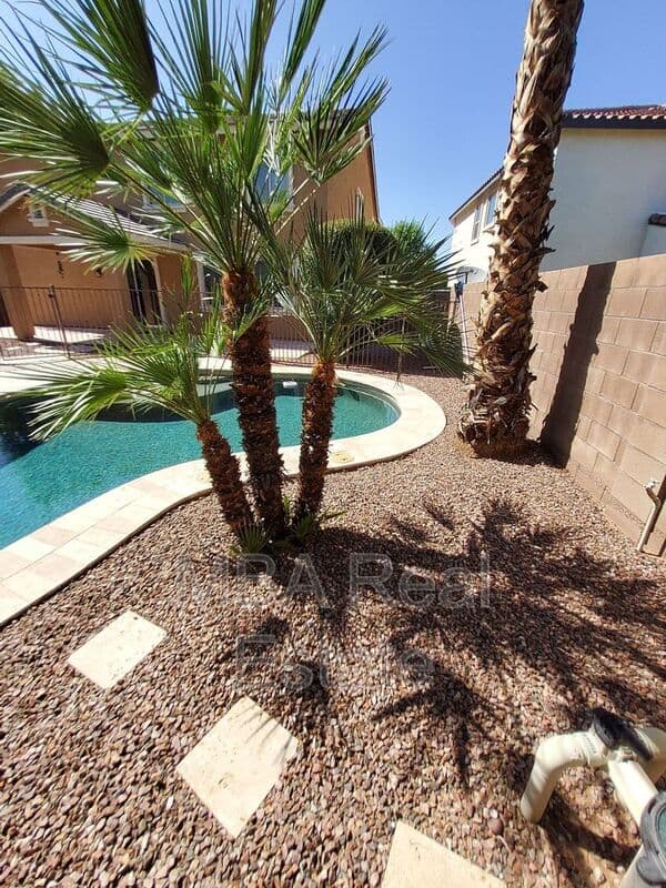 Mesa House: 3031 E Regina St