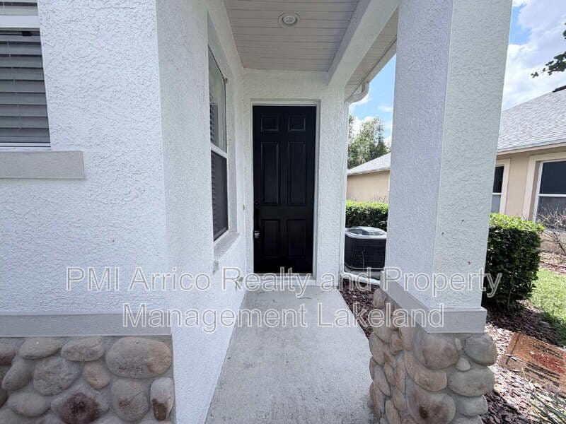 Lakeland House: 1065 View Pointe Way