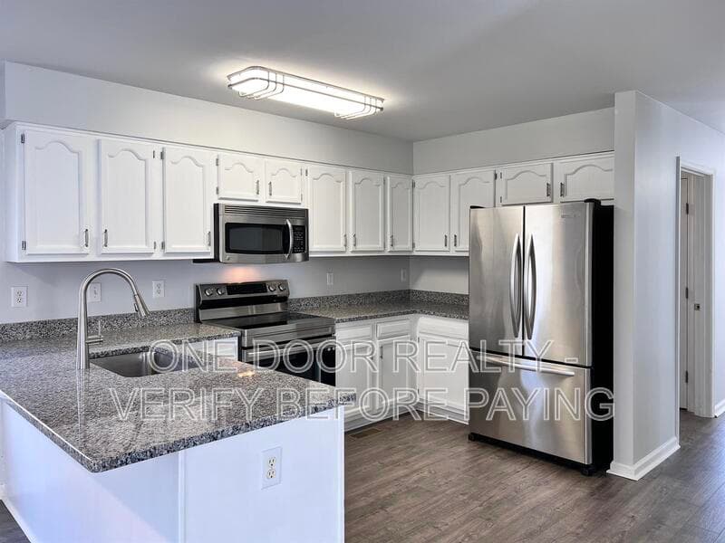 Williamsburg House: 120 Low Ridge Rd