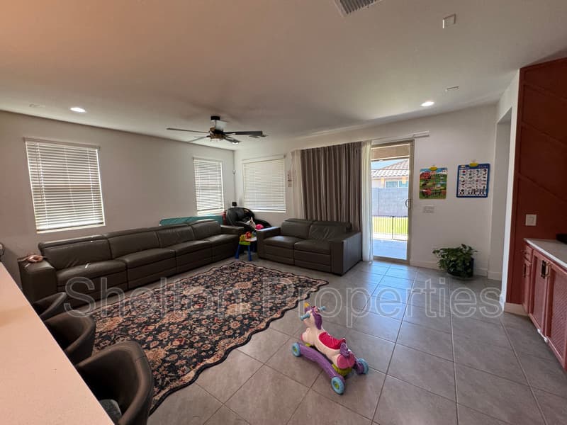 Avondale House: 10213 W Fairmount Ave