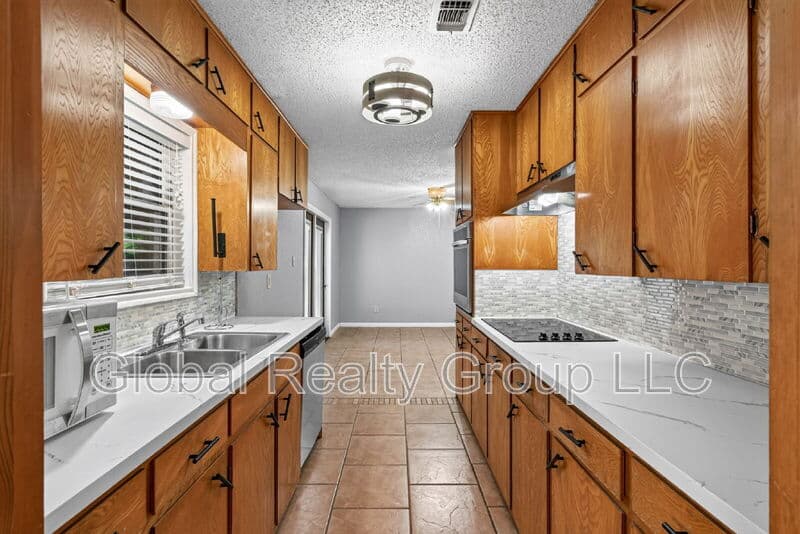 New Braunfels House: 138 Bobolink Dr