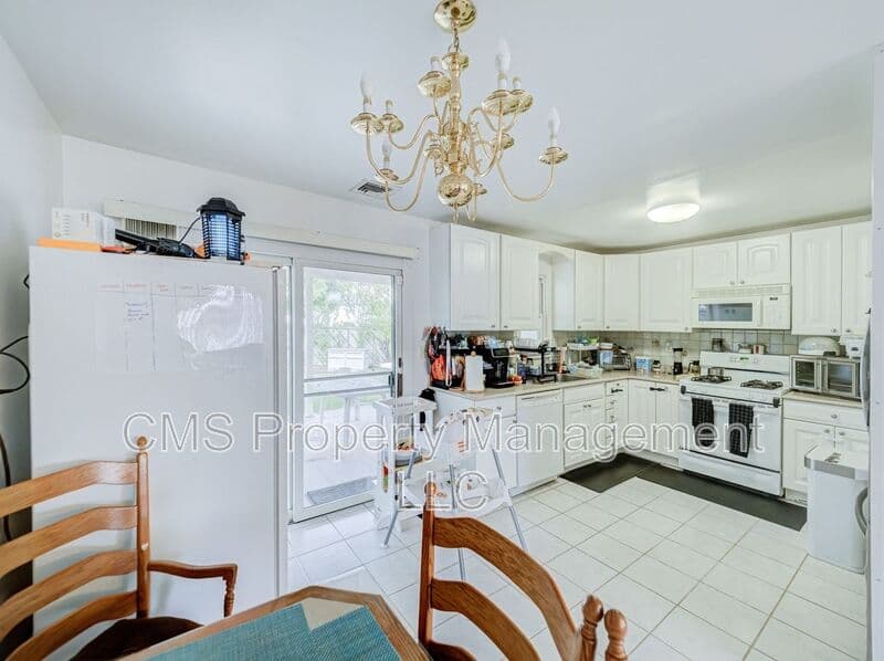 Carteret House: 74 Markowitz St
