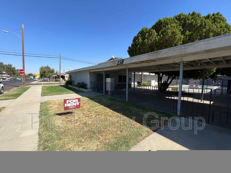 Porterville Condo: 258 N G St