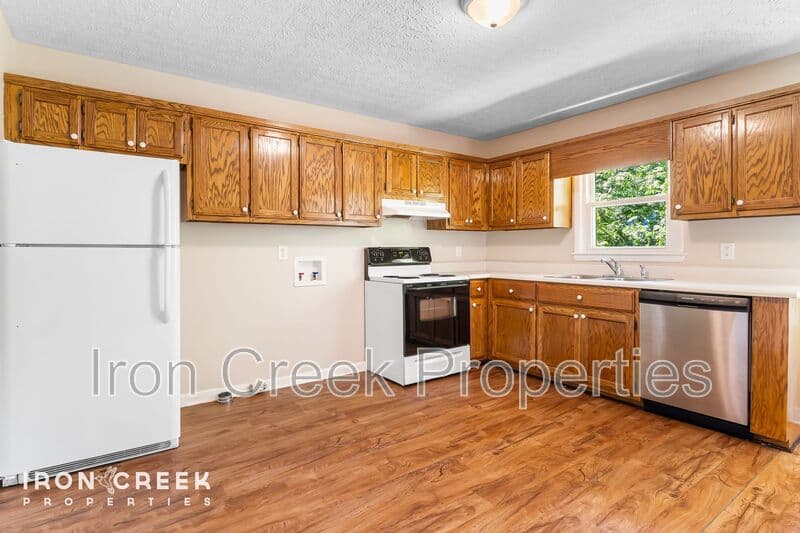 Black Mountain House: 250 Avena Rd