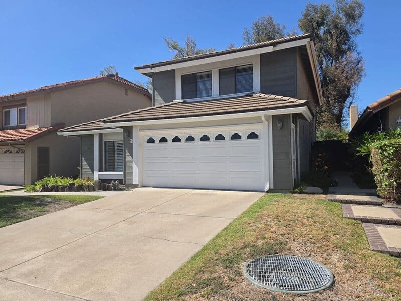 Irvine House: 25 Lucero West
