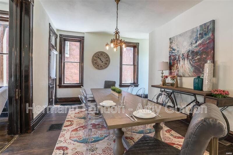 Saint Louis House: 3922 Castleman Avenue,