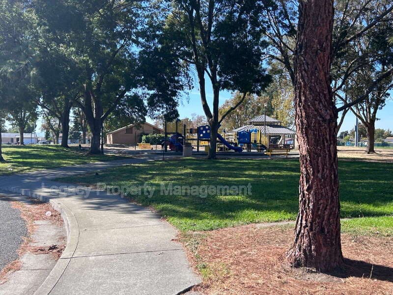 Suisun City House: 232 Redstone Cir