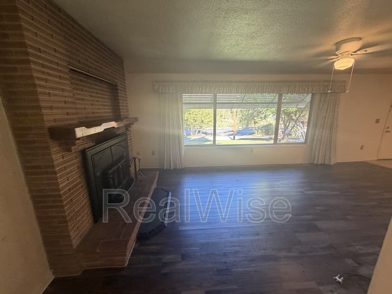 Grants Pass House: 7665 Rogue River Hwy