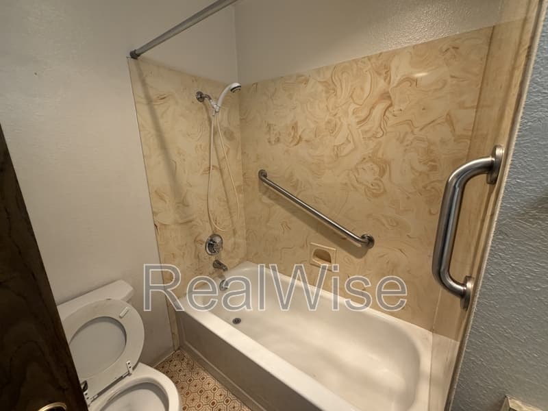 Grants Pass Condo: 832 NE D St