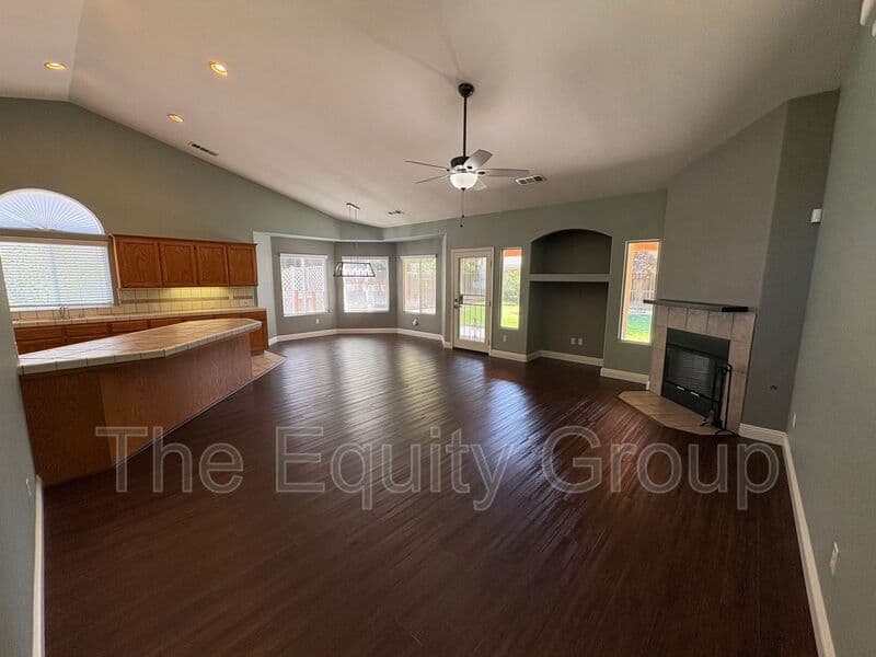 Visalia House: 2643 West Oakridge Ave