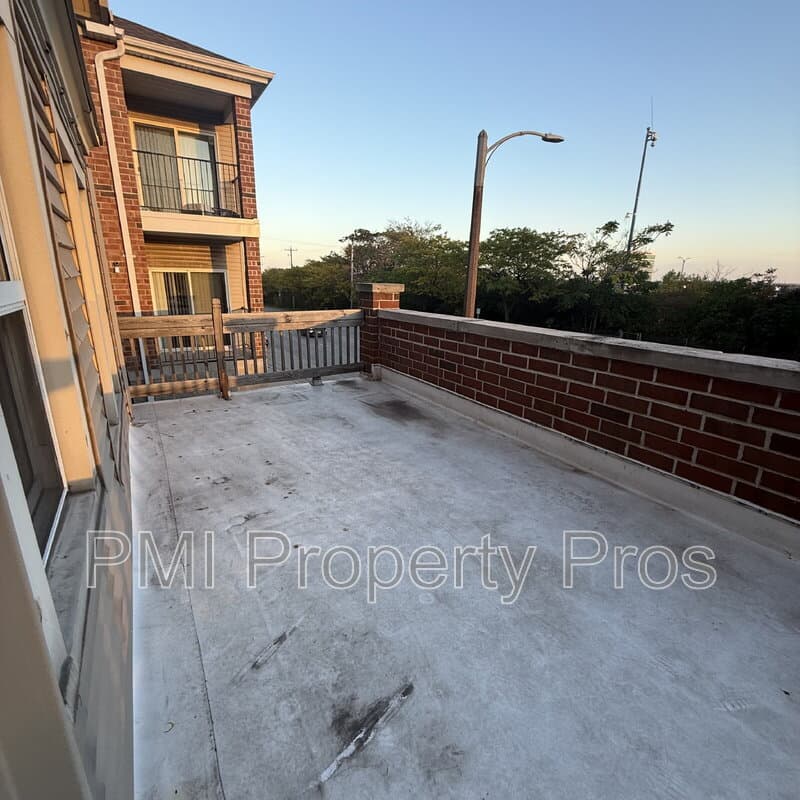 Milwaukee Condo: 2016 W Clybourn St