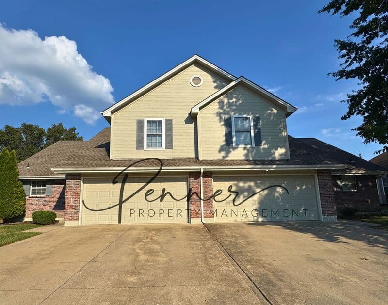 Lees Summit House: 407 SW Hoke Ln